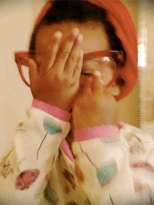 Beyoncé mostra Blue Ivy brincando de esconde-esconde
