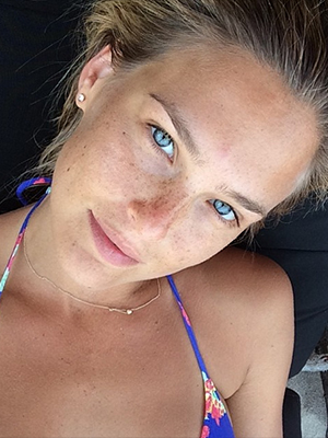 Bar Refaeli mostra beleza natural ao posar sem maquiagem