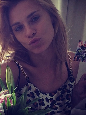 Com cara de sono, Carolina Dieckmann agradece presente de fãs e posta foto