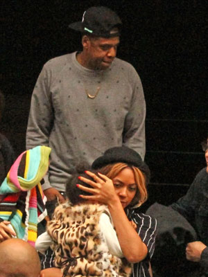 Acompanhada por Jay-Z, Beyoncé tenta esconder o rosto de Blue Ivy