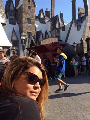 Preta Gil curte últimos dias de férias no parque do <i>Harry Potter</i>
