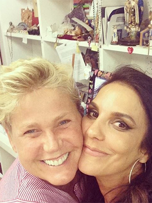 Sem maquiagem, Xuxa posa ao lado de Ivete Sangalo para comemorar aniversário