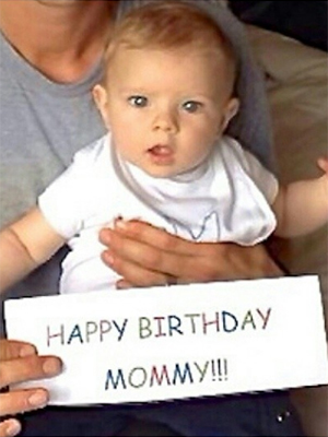 Josh Duhamel posa com o filho para homenagear Fergie em seu aniversário