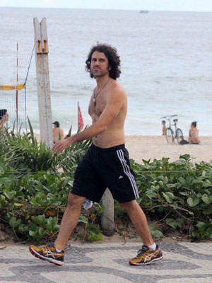 Eriberto Leão aparece cabeludo no Rio de Janeiro