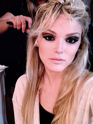 Isabelle Drummond aparece arrumando os cabelos para gravar novela