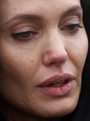 Angelina Jolie chora ao visitar memorial na Bósnia
