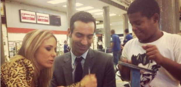 Ticiane Pinheiro e César Tralli dão autógrafos para engraxate em São Paulo