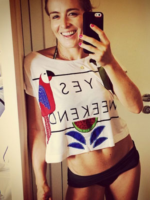 Angélica exibe barriga sequinha em <i>selfie</i>
