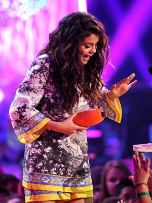 Selena Gomez ganha anel especial de Justin Bieber