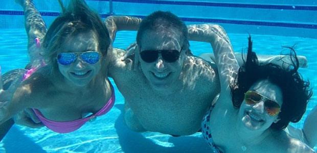 Roberto Justus posa dentro da piscina com namorada e filha. Veja!