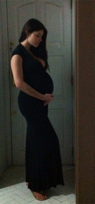 Alinne Moraes posa de vestido longo e revela a barriga de grávida de sete meses
