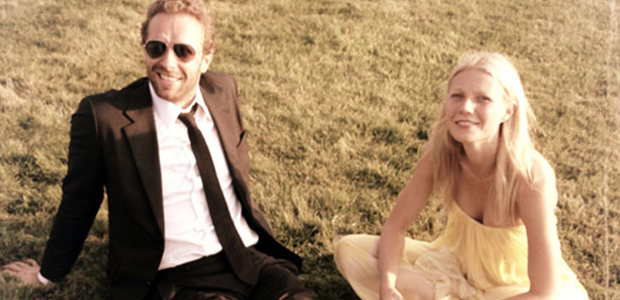 Chris Martin e Gwyneth Paltrow estão <i>felizes e calmos</i> curtindo as férias