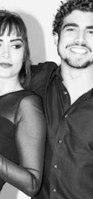 Caio Castro pede Maria Casadevall em casamento em festa