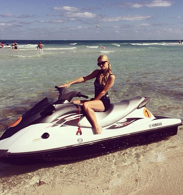 Após evento, Paris Hilton anda de <i>jet-ski</i> em Miami