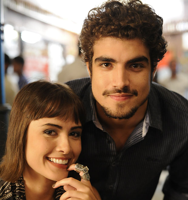 Caio Castro e Maria Casadevall são flagrados andando abraçados em São Paulo
