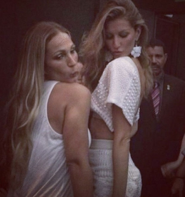 Gisele Bündchen manda <i>beijinho no ombro</i> durante <i>SPFW</i>. Confira!