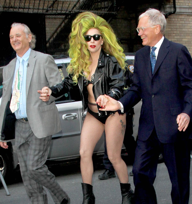 Lady Gaga é flagrada em sapato plataforma gigante e roupa de baixo