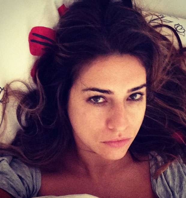 Sonolenta, Fernanda Paes Leme posta foto na cama