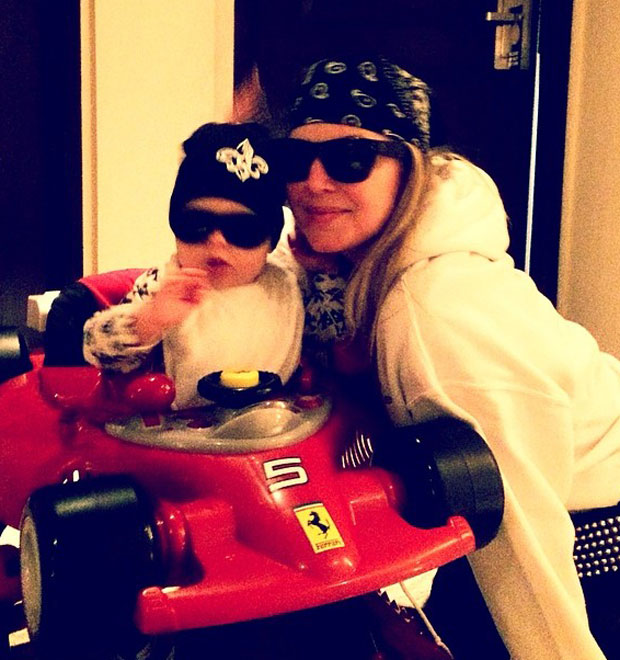 Fergie posa combinando com o filho, com ambos usando óculos escuro e bandana