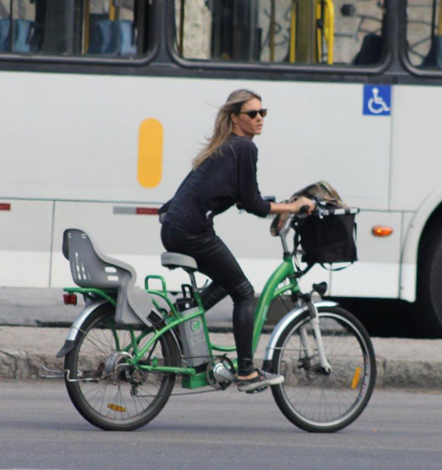 Fernanda Lima pedala no Leblon