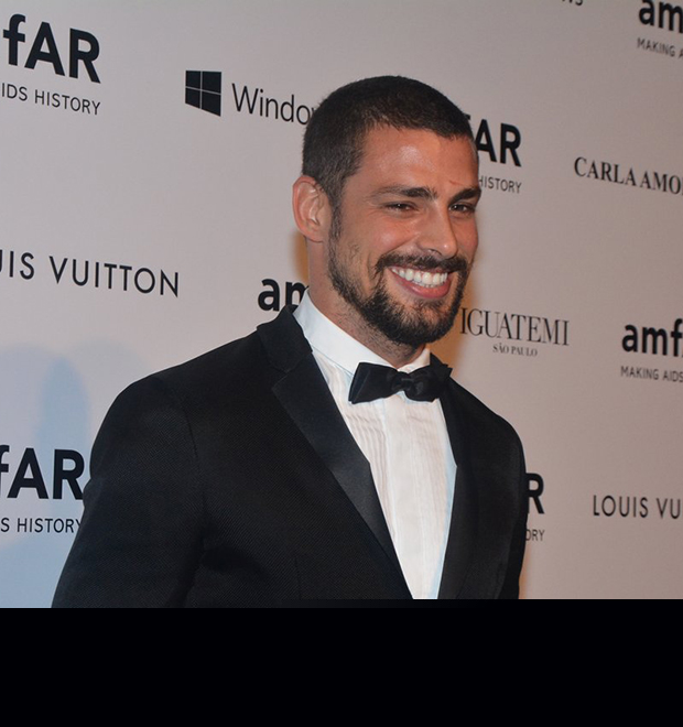 <i>- A Grazi é linda!</i> Diz Cauã Reymond em baile da <i>amFAR</i>