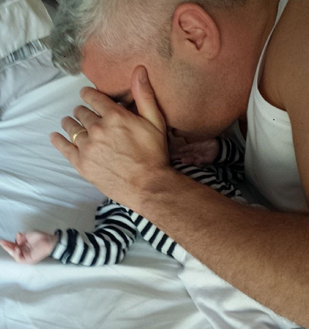 Marido de Ana Hickmann mima o filho