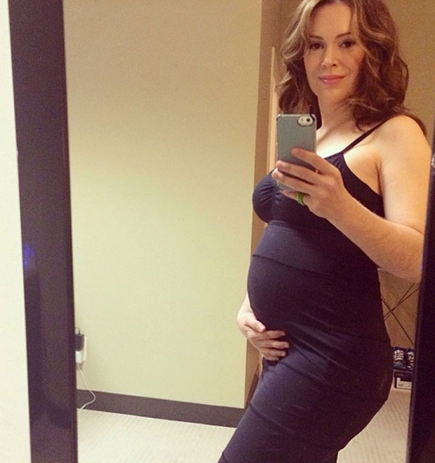 Atriz de <i>Charmed</i> mostra barriga de grávida, veja!