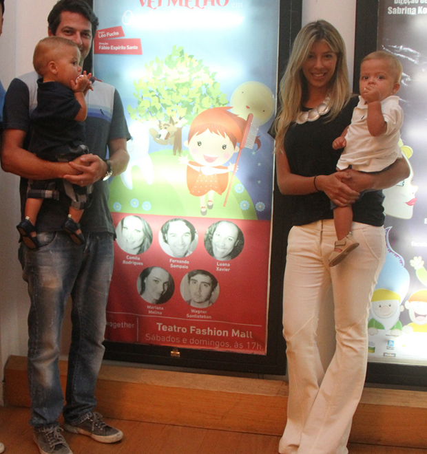 Marcelo Serrado leva os filhos gêmeos para peça de teatro