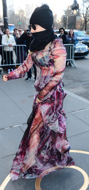 Lady Gaga aparece com o rosto coberto em Nova York