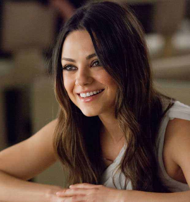Fazendo compras, Mila Kunis mostra barriga de grávida