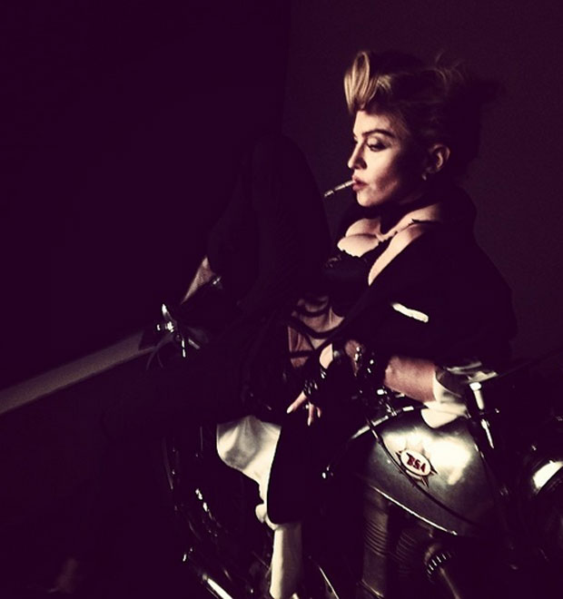 Madonna sensualiza e posa usando sutiã em cima de moto