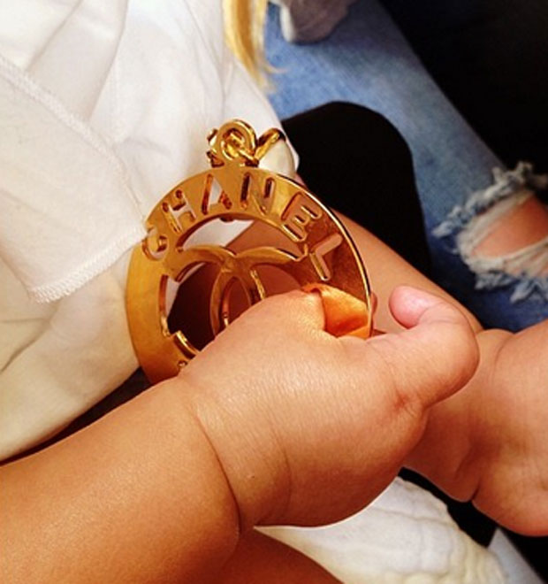 North West <i>rouba</i> o brinco de Khloé Kardashian. Entenda!