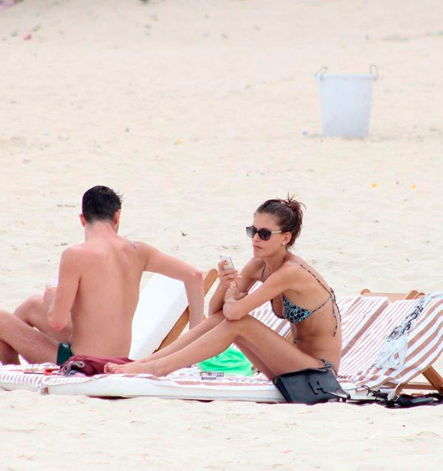 Carol Francischini relaxa na praia de Ipanema