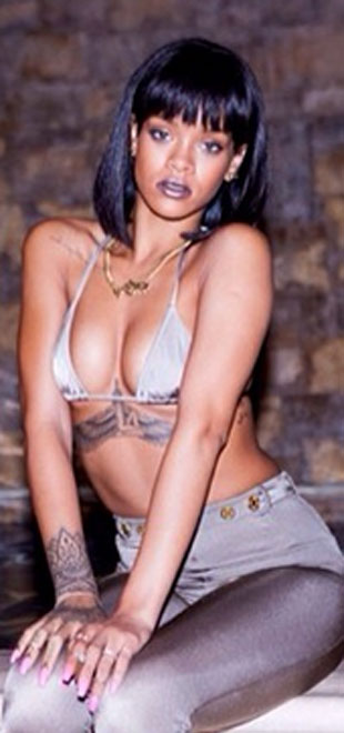 Rihanna posa sem a parte de baixo do biquíni