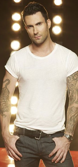 Adam Levine lança linha de roupas femininas e diz que seu ícone de estilo é o <i>Batman</i>