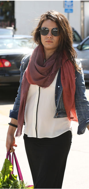 Grávida, Mila Kunis exibe barriguinha saliente após fazer compras no mercado. Confira!