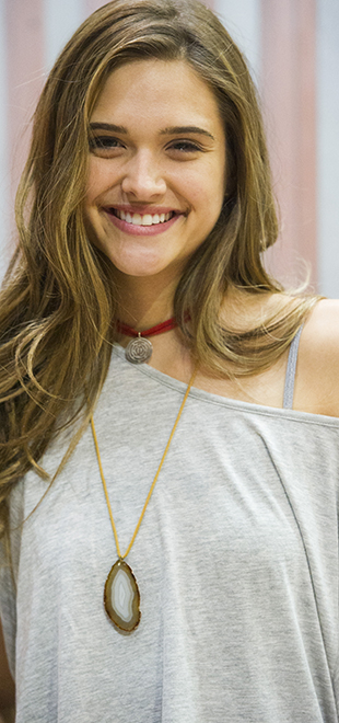 Juliana Paiva renova contrato com a <i>Globo</i> e planeja férias