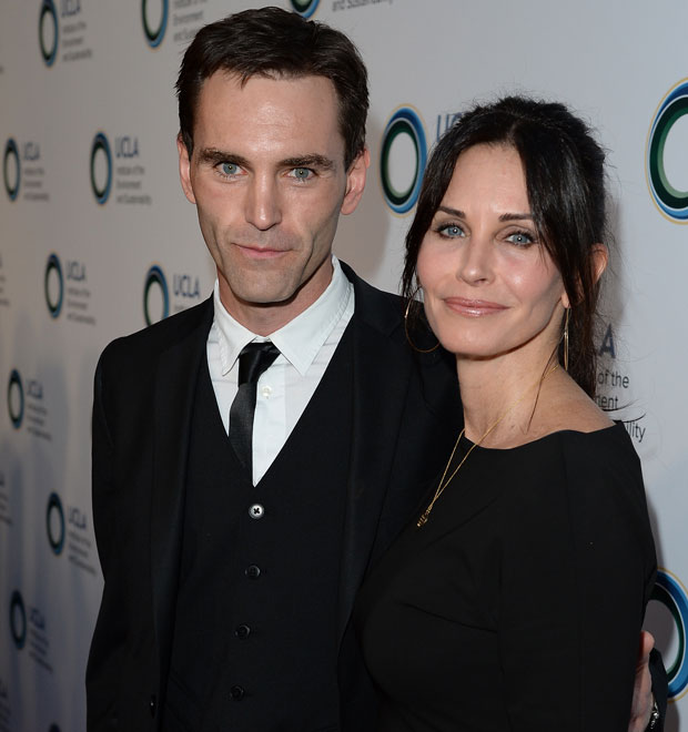 Com o namorado, Courteney Cox vai à <i>première</i> de filme do ex-marido