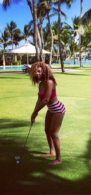 De <i>hot pants</i>, Beyoncé joga golfe em lugar paradisíaco
