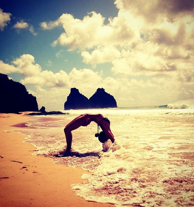 Giovanna Ewbank mostra flexibilidade em posição de yôga na praia