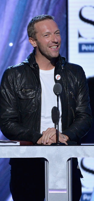 Depois de separação, Chris Martin faz sua primeira aparição sem aliança