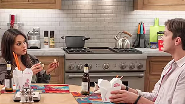 Veja aqui as piadas internas de Mila Kunis e Ashton Kutcher em <i>Two and a Half Man</i>!