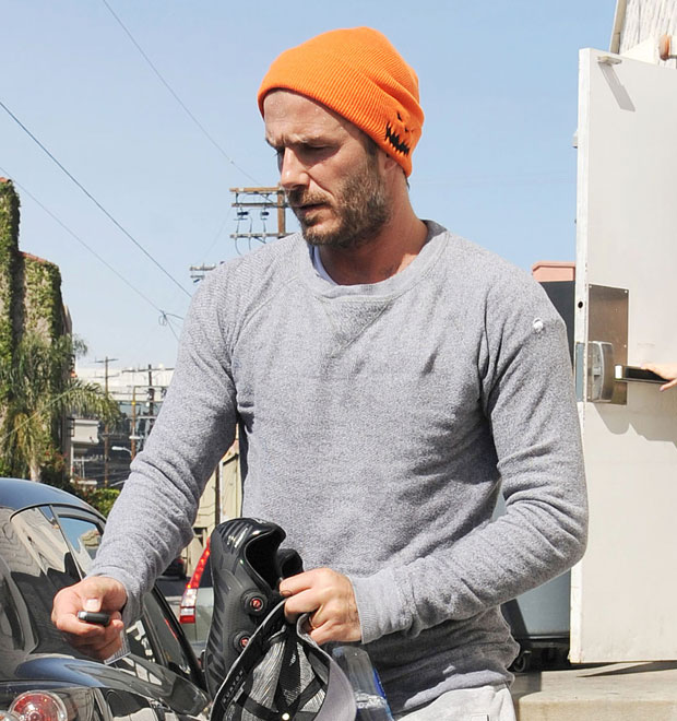 David Beckham exibe barba grisalha em aula de ciclismo
