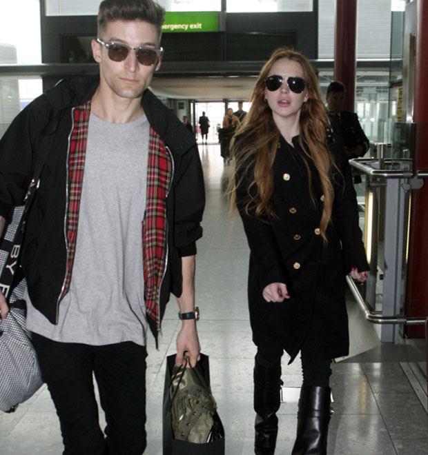 Lindsay Lohan é vista em aeroporto junto com suposto <i>affair</i>