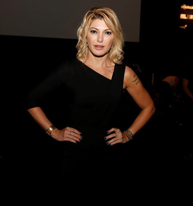 Depois de vencer julgamento, Antonia Fontenelle assiste a desfile no <i>Fashion Rio</i>