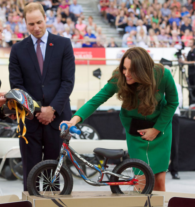 Kate Middleton e príncipe William recebem bicicleta de presente para o filho