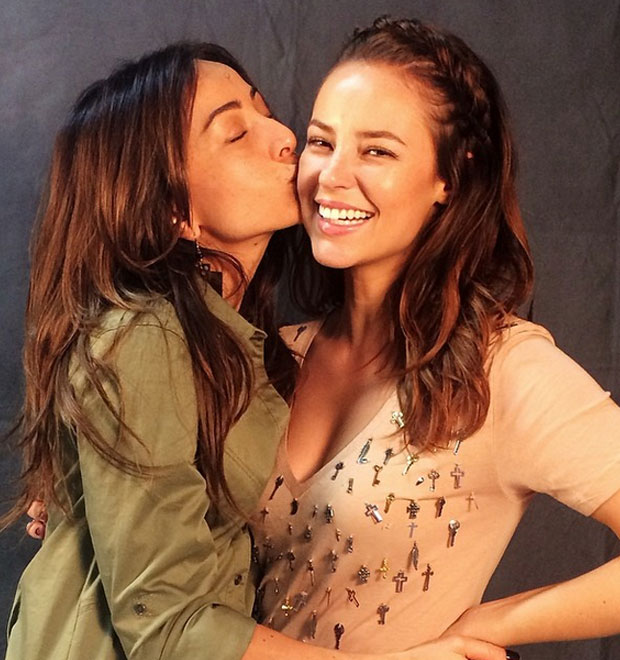 Paolla Oliveira ganha beijo de Sabrina Sato