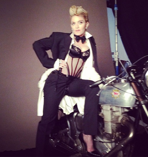 Madonna posa sensual em cima de moto
