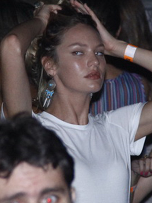 Candice Swanepoel curte <i>show</i> da banda <I>O Rappa</i> no Brasil