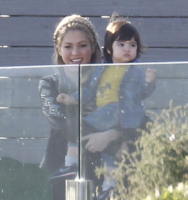 Shakira e Gerard Piqué levam o filho, Milan, em festa de aniversário